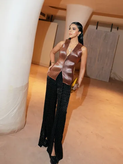 Serving up radiant goddess vibes at India Couture Week. We amplified the glow and perfected the highlight for this show-stopping, jaw-dropping look, perfect for a high-fashion event.