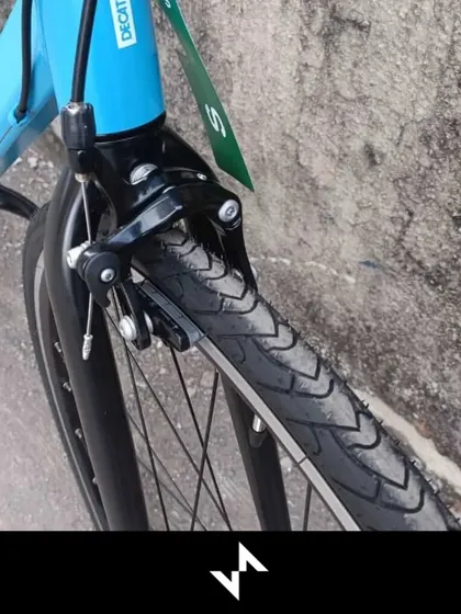The bike is equipped with standard aluminum brake levers and cartridge brake pads. This system offers decent braking efficiency and is very easy to maintain.