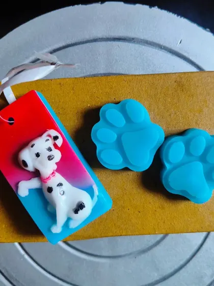 Each Paw Patrol soap set is neatly packaged and ready to gift. The combination of a character soap and paw prints makes it a fun and useful party favor.