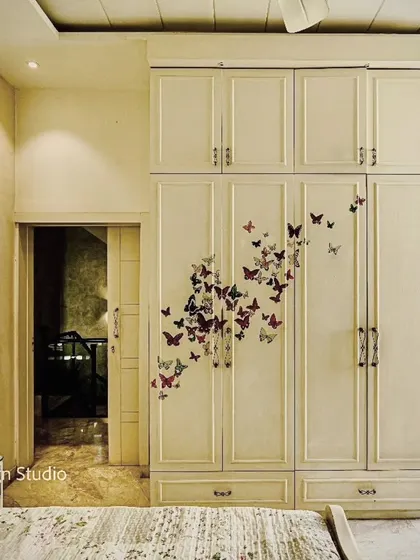 A close-up of the wardrobe from image 119.