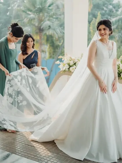 Another view of this stunning bride and her bridesmaids. The classic gown and veil create a truly timeless and photogenic look.