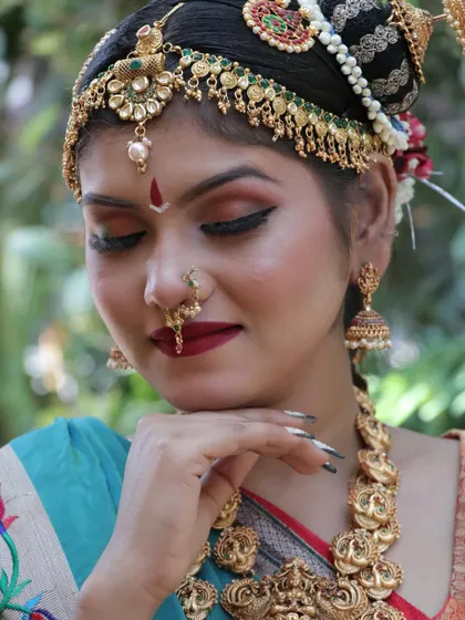 The timeless elegance of a South Indian bride. This look focuses on radiant skin, expressive eyes defined with classic liner, and a bold red lip, complemented by magnificent temple jewellery to complete the divine bridal aesthetic.