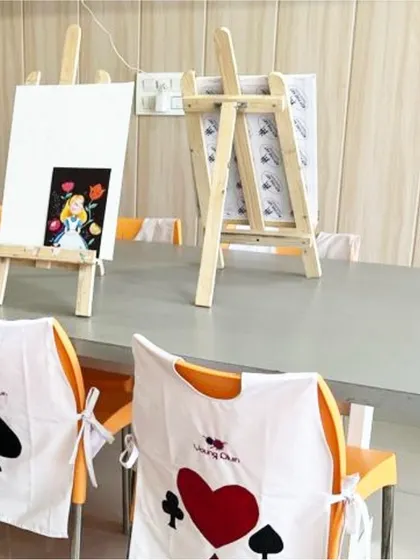 The art stations are ready for our little artists! Each spot is set up with an easel, a pre-sketched canvas, and a themed apron, creating an exciting and professional-feeling setup.