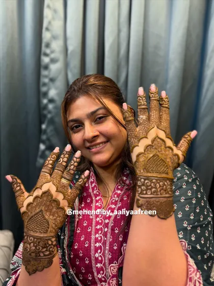 A three-finger length Pakistani pattern, perfect for a guest or family member at a wedding.