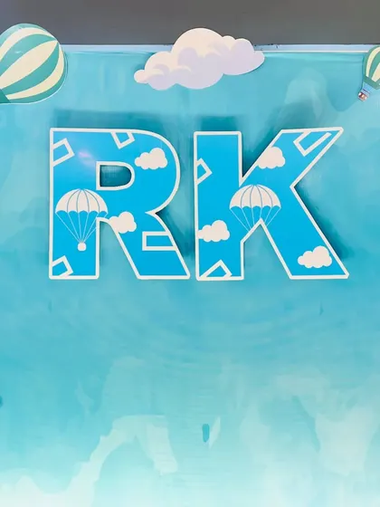 A close-up of the personalized "RK" initials on the hot air balloon backdrop.