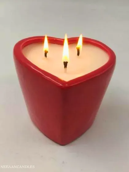 A little jar of love, ready to light up your moments. This three-wick heart-shaped ceramic candle is perfect for creating a romantic and cozy atmosphere.