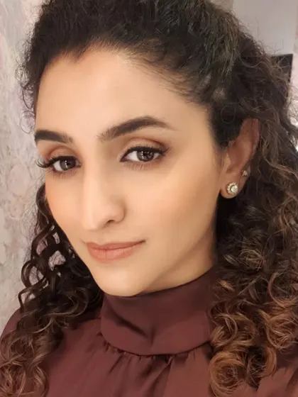 A selfie showing off the 'latte makeup' look. It's a perfect example of a trendy yet timeless style that enhances features with warm, neutral shades.