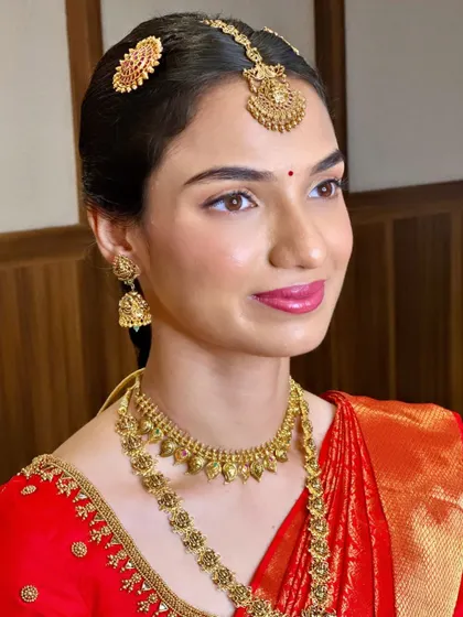 A perfect example of my signature minimalist style for a Muhurtham. For Shreya, we used no false lashes, focusing instead on creating a dewy, skin-like finish that looks incredibly fresh and natural.