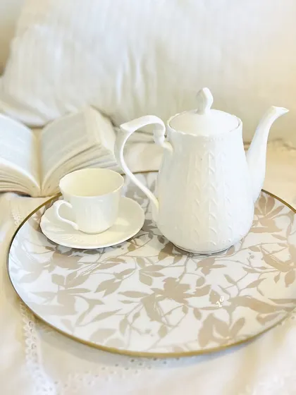 Our Handloom Harmony round serving tray is perfect for a luxurious breakfast in bed or for serving evening tea. The subtle, neutral-toned pattern is inspired by traditional Indian textiles.