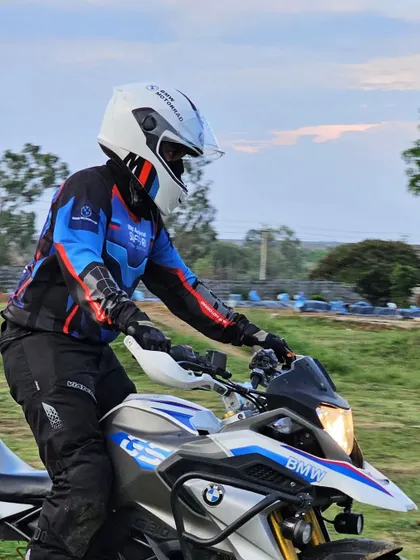 A rider looking ahead, focused on the next turn of the track. Our training emphasizes the importance of looking where you want to go, a fundamental skill in off-road riding.