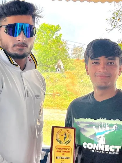 Akshay Jindal, the Best Batsman of the tournament, with his award.