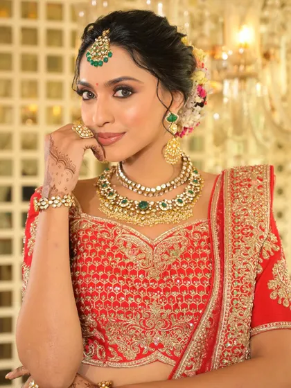 A close-up of the bride's stunning look, with her mehendi peeking through.