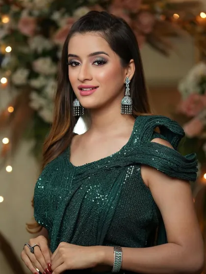 A full view of this enchanting look. The makeup perfectly complements the emerald green sequined saree, creating a show-stopping ensemble for a sangeet night.