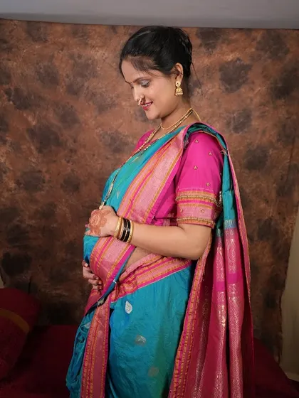 For those who want a traditional maternity shoot, I also offer beautiful sarees like this blue and pink one.