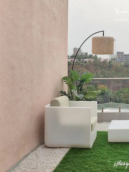 A closer look at the Vondom outdoor furniture on the "Agra Fort" terrace. The clean white lines contrast beautifully with the green turf and the soft pink wall.