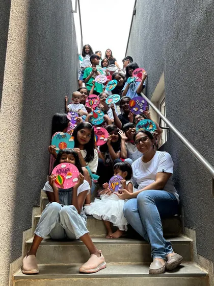 We took over the stairs for this fantastic group photo. It’s always so rewarding to see a big group of kids excited about the art they’ve made. These are the moments that make birthdays magical.