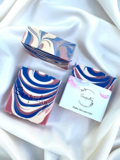 A closer look at the Daisy Dream Girl soap bar.