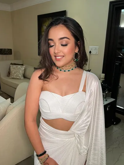 The beauty of a bronzed, dewy look. Here you can see the soft shimmer on the eyes and the flawless finish on the skin, creating a look that is both timeless and modern.