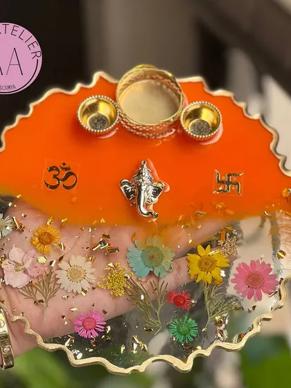 A closer look at one of my custom floral pooja thalis. This 10-inch resin thali features real dried flowers preserved forever, along with a Ganesha idol, brass bowls, and auspicious symbols for your daily rituals or festive celebrations.