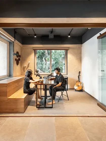 This versatile corner, enclosed by foldable glass partitions, functions as a semi-private meeting room or recording studio. It offers acoustic separation when needed but can be opened up to integrate with the main space, embodying our commitment to adaptable workspace design.