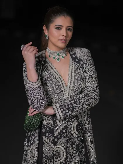 This look is all about festive-ready glam. The skin is glowing, and the eyes are subtly defined to create a look that is both modern and perfect for an Indian wedding sangeet.