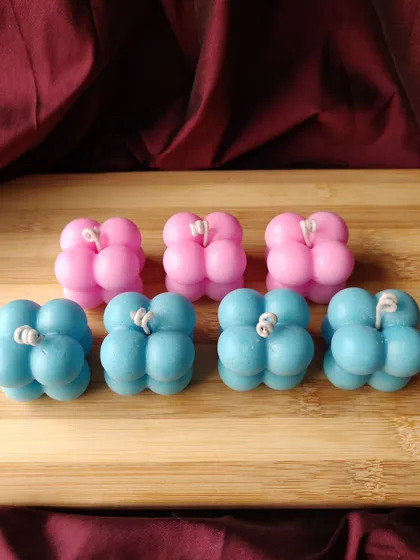 I made these cute mini bubble candles for a mom-to-be. They are perfect for gender reveal parties, available in pink and blue, but can be customized in any color you like.