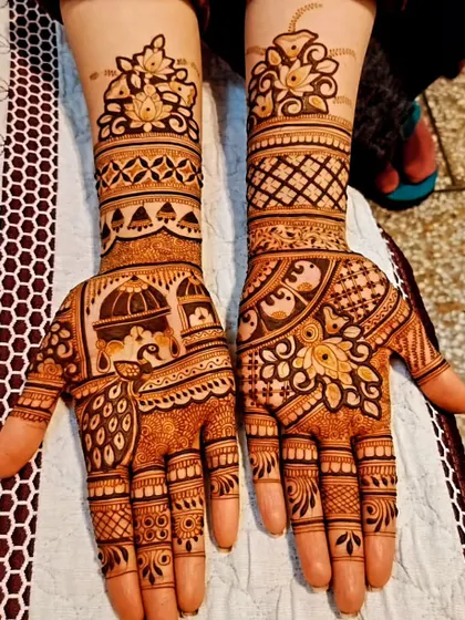 This design combines several traditional elements, including palace architecture, peacock figures, and lotus flowers. It's a perfect choice for a bride who wants a classic and meaningful design.