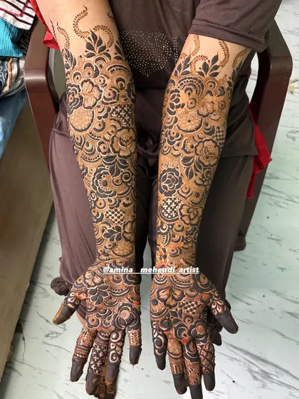 This is an example of my signature full-arm floral mehendi. I love creating dense, intricate patterns with elements like roses, paisleys, and detailed fillers to give you a rich and traditional look for any celebration.