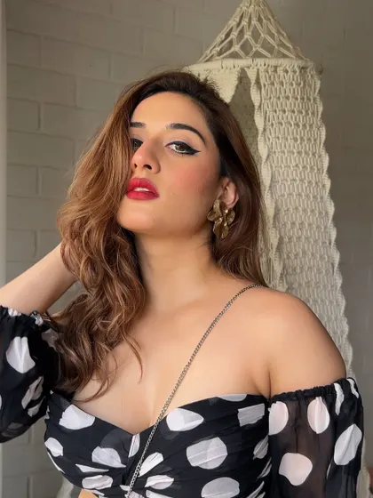 This look is all about confidence. The bold makeup pairs perfectly with her expressive personality.