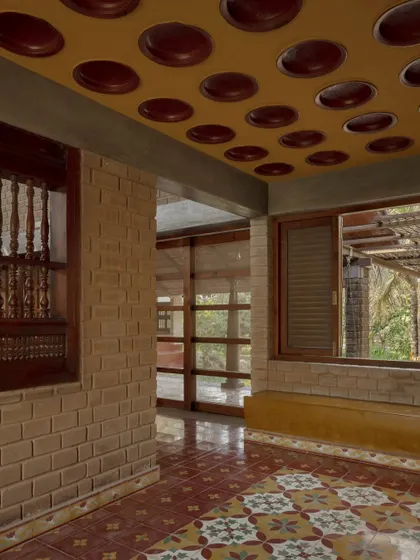 The ceiling in this area is made with terracotta pots used as infills in the concrete slab. This technique reduces concrete usage and provides natural insulation.