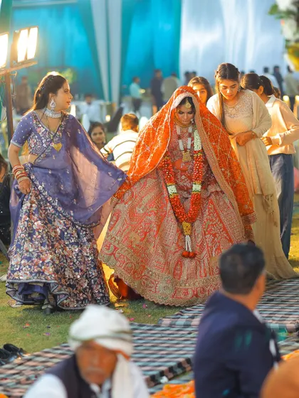 The bride's walk during the ceremony, surrounded by her family. These candid shots are full of emotion.