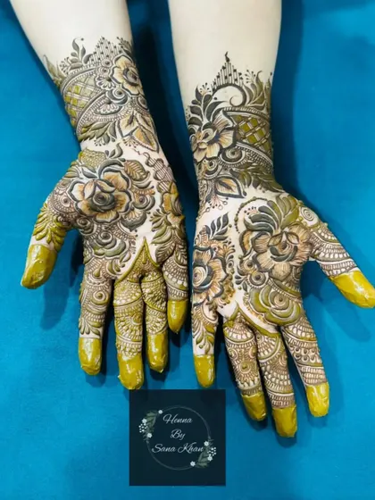 A stunning floral design with a two-tone effect from the fresh henna paste, showcasing the depth and detail of the pattern.