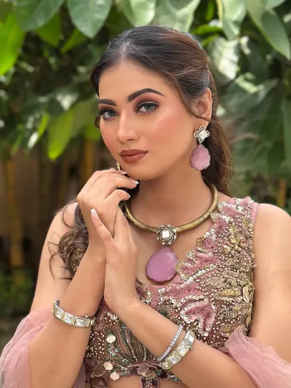 The full modern glam look. The combination of bold eyes, a strong contour, and statement jewelry creates a powerful and unforgettable impression.