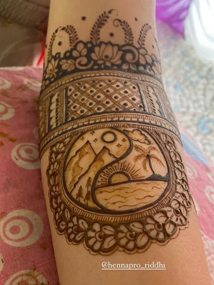 A creative way to show two personalities becoming one. This yin-yang design beautifully combines a love for the mountains with a love for the beach, symbolizing the couple's different yet complementary natures.