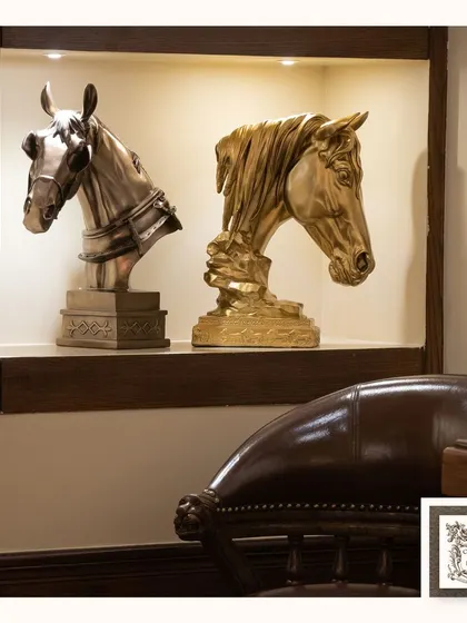 I love using display niches to highlight special pieces. These stunning silver and gold horse busts add a perfect blend of sophistication and rustic charm, turning a simple shelf into a gallery of equestrian elegance.