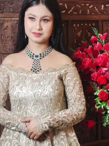 This off-the-shoulder gown is paired with a beautiful American Diamond necklace featuring a large emerald green stone. This is a great way to add a touch of colour to your look.