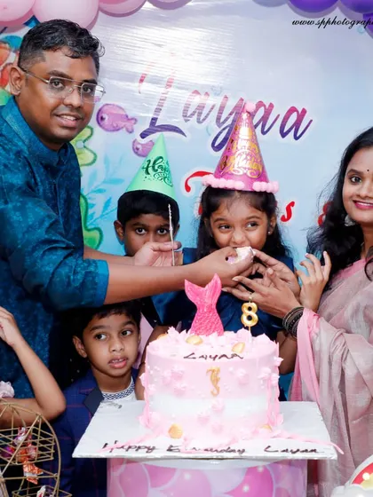 The cake cutting is a central moment of any birthday party. We make sure to capture the joy on everyone's faces as the family celebrates together.
