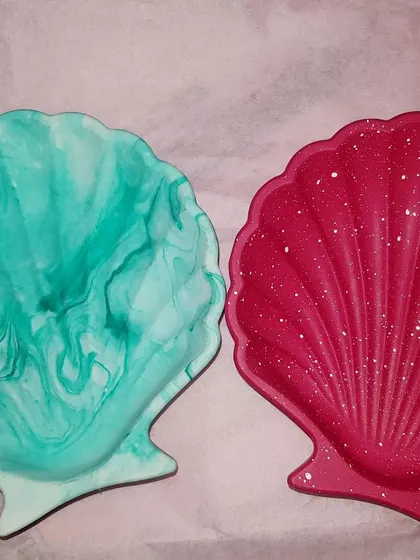 A duo of our mini shell dishes, one in a green marble and the other in a sparkly red.