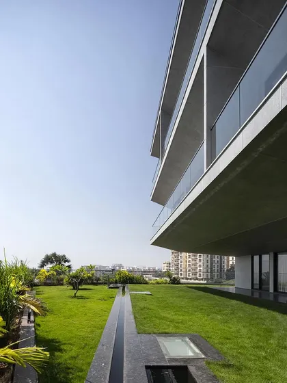 A duplicate of ID 43, this image further emphasizes the relationship between the cantilevered structure of Villa Vue and the manicured landscape beneath it. The design prioritizes outdoor activity and a seamless connection to nature.