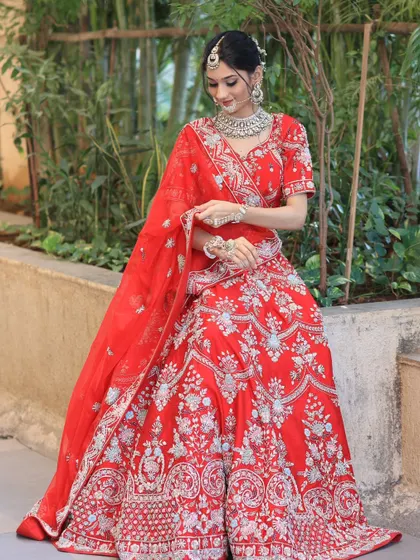 A complete bridal look featuring a heavy, gold-plated Kundan necklace, haath phool, and maang tikka, all available for rent.