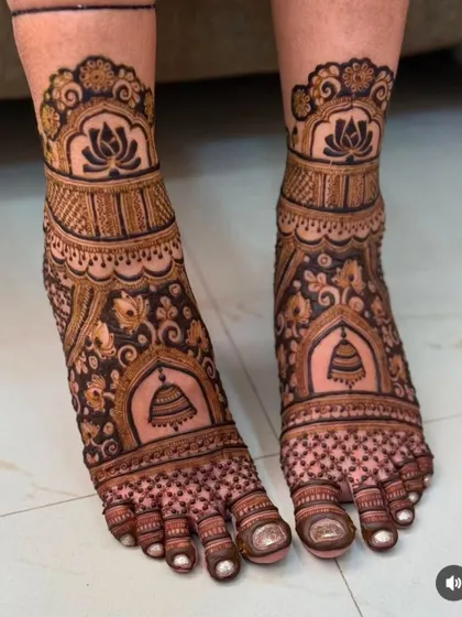This foot design features temple bells and lotus flowers, creating a sacred and traditional feel. The patterns are beautifully symmetrical.