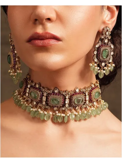 A full view of the elegant emerald and polki choker set, a timeless design for any special occasion.
