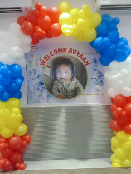 Another angle of the personalized welcome balloon arch, showing the full structure.