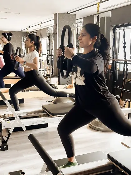 Using the magic circle during this Reformer lunge adds an extra challenge for the inner thighs and improves stability. Props help us deepen the work.
