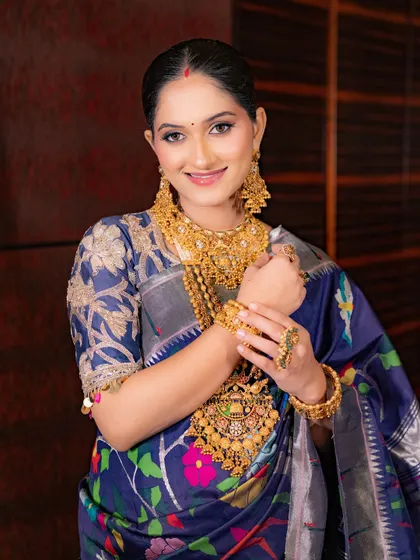 This is a perfect example of a classic Maharashtrian look. I created a fresh, matte base with soft matte eyeshadow and bold kohl to define the eyes, paired with heavy traditional gold jewelry for a timeless and regal appearance.