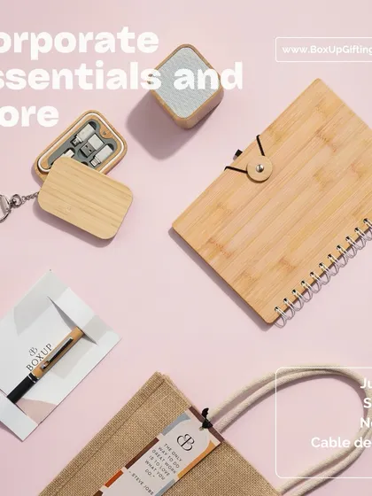 A sustainable corporate hamper that matches your brand identity. This collection of essentials in a natural beige theme includes a jute bag, a bamboo notepad, and a cable deck box.