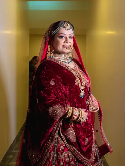 Vinita embraced a mesmerizing maroon hue for her wedding. Her look was all about timeless charm with a contemporary feel.