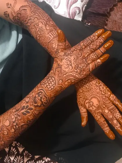 A full bridal henna design with personalized initials. The intricate patterns surround the letters, making them a special part of the overall design.