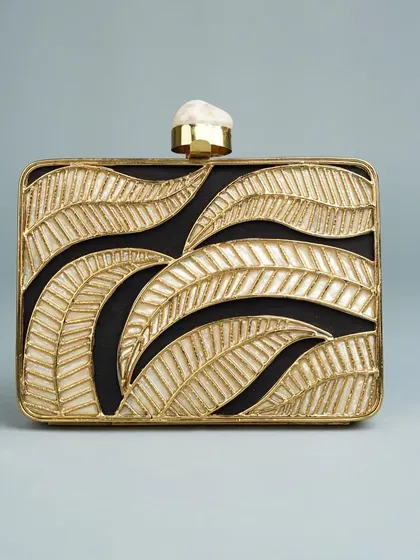 A bold and contrasting design, this rectangular clutch features a leaf motif in mother of pearl and brass inlay against a deep black background. The natural stone clasp completes this elegant piece.