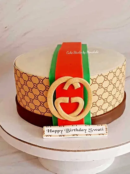 A chic Gucci themed cake for Swati. I recreated the iconic pattern and the classic gold buckle for a stylish and fashionable birthday celebration.